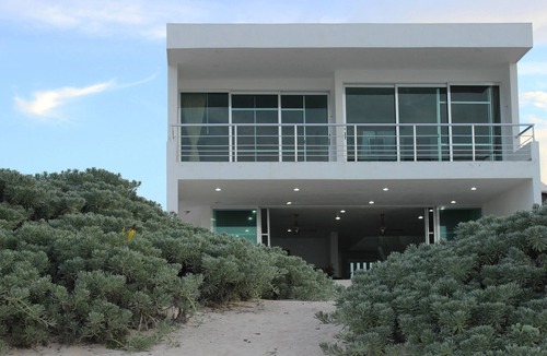 Chicxulub Puerto House | Mango's Beach House. Beach Front, Ocean View, Wifi, Sat Tv.