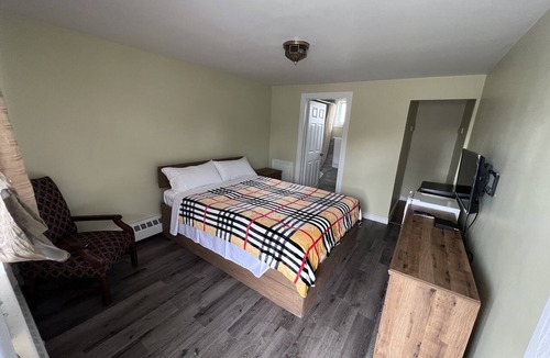 Delhi Hotel | Maple Leaf Motel