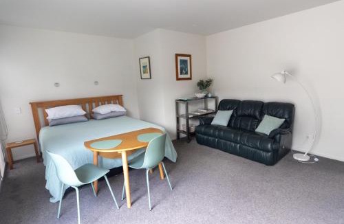 One Tree Point Bed & Breakfast | Marsden Cove Canal Haven with Spa Pool