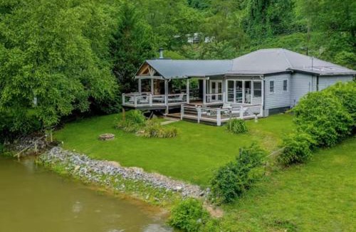 Williamstown House | Mccaysville River House- Cuddleup