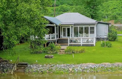 Williamstown House | Mccaysville River House- Cuddleup