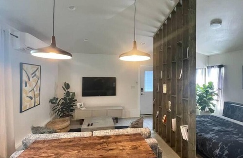 Ladera Heights House | Mesmerizing ADU by the Pool (MK3-ING)