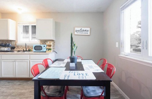 Taylor House | Metro Airport Suite located near busy streets and highways! ASK ABOUT CAR RENTAL