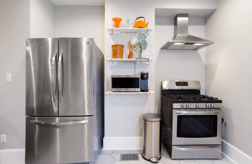Truxton Circle Condo | Mid-Century Marvel Steps from Restaurants and Bars