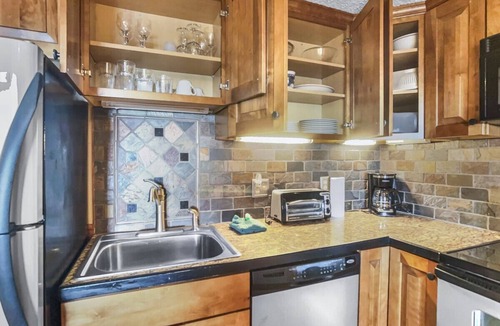 Snowshoe Condo | ML278 Mountaintop Retreat! Enchanting mountain/lake view! WiFi, near village