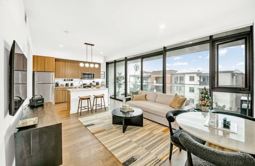 Pasadena House | Modern 1 BR Loft + Balcony + Parking #TravelSGV