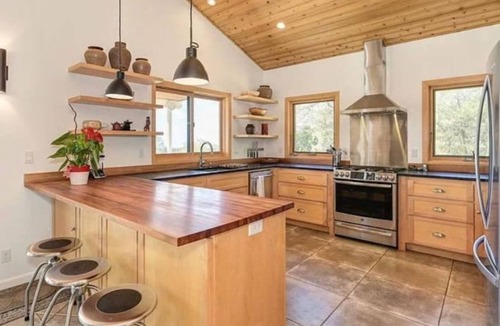 Volcano House | Modern 2 Bedroom Hilltop Retreat