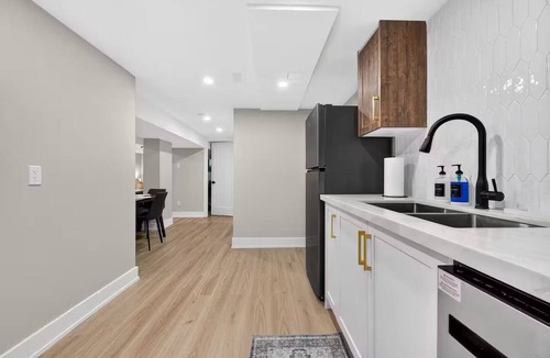 Whitby House | Modern 2 King Suite Parking DT Whitby