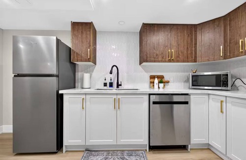 Whitby House | Modern 2 King Suite Parking DT Whitby