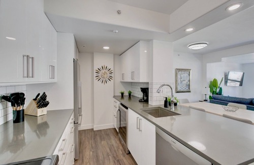 Downtown Vancouver Condo | Modern 2BR/2BA Retreat King Bed Desk Views