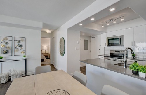 Downtown Vancouver Condo | Modern 2BR/2BA Retreat King Bed Desk Views