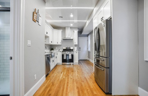 North Brookline Apartment | Modern 3BR 2BTH Apt in near MGH