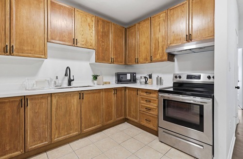 Parkdale Condo | Modern 3BR Urban Haven Near Downtown