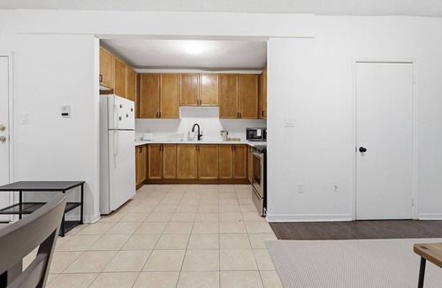 Parkdale Condo | Modern 3BR Urban Haven Near Downtown