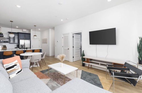 Cleveland Park Condo | Modern 4 Bed Space in Walkable Area -3 Miles to Downtown