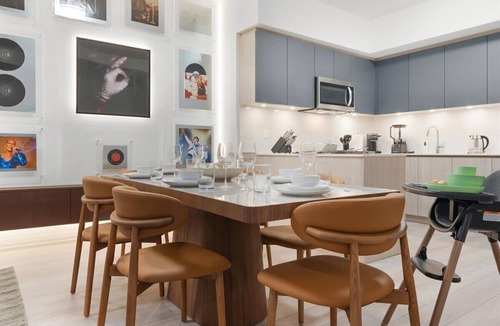 Toronto Entertainment District Apartment | Modern 4BR Aparthotel Sleeps 11 DTWN
