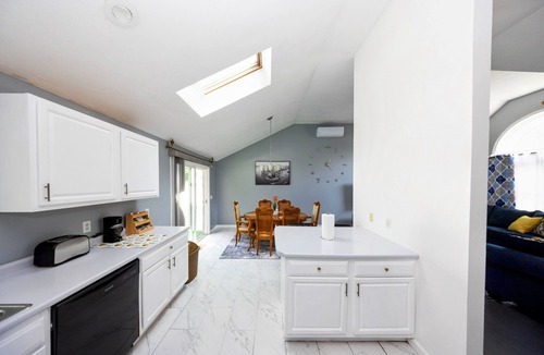 Webster Square House | Modern 4BR Escape in Worcester AC Huge Yard Fast WiFi