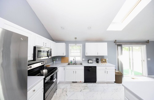 Webster Square House | Modern 4BR Escape in Worcester AC Huge Yard Fast WiFi