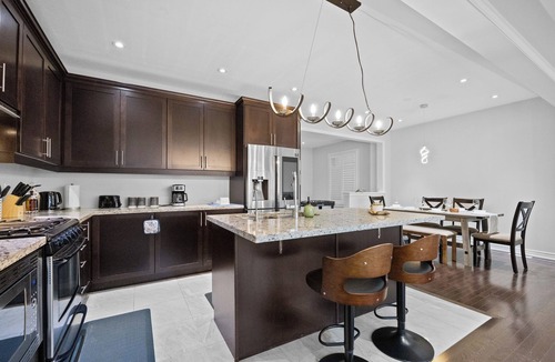 Brampton House | Modern 4BR Home Foosball Relaxing Family Retreat