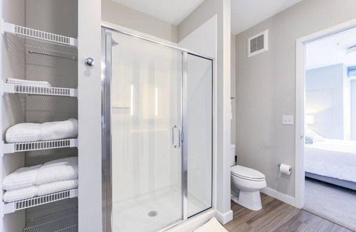 Golden Valley Apartment | Modern Apartment in Prime Location (ID1979X34)