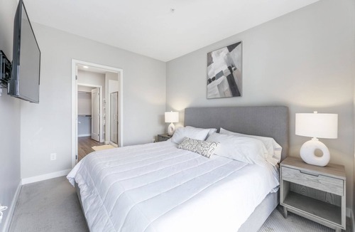 Golden Valley Apartment | Modern Apartment in Prime Location (ID1979X34)