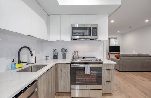 Southeast Hotel | Modern Capitol Hill Apartment – 3 Min Walk to Metro!