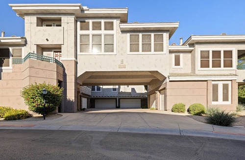 Kierland Condo | Modern Condo In The Heart Of Scottsdale | Pool