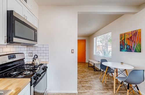 Palo Verde House | Modern Dog-Friendly SW Retreat w/Covered Parking & Pastries Delivered To You!