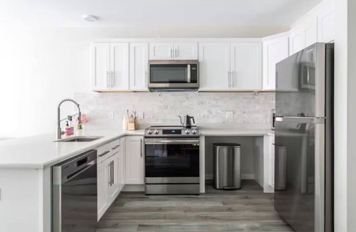 Mill River Apartment | Modern Downtown Gem near Yale, Wooster Sq+Parking