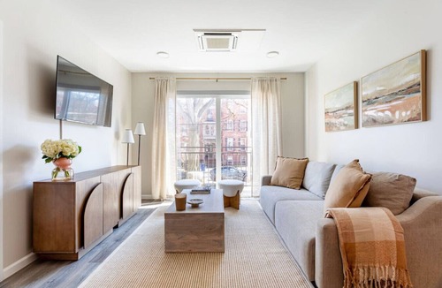 Mill River Apartment | Modern Downtown Gem near Yale, Wooster Sq+Parking
