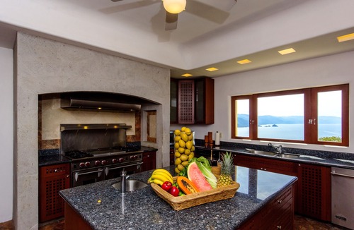 Amapas Villa | MODERN, ELEGANT W STUNNING VIEWS, PRIVATE POOL & STAFF
