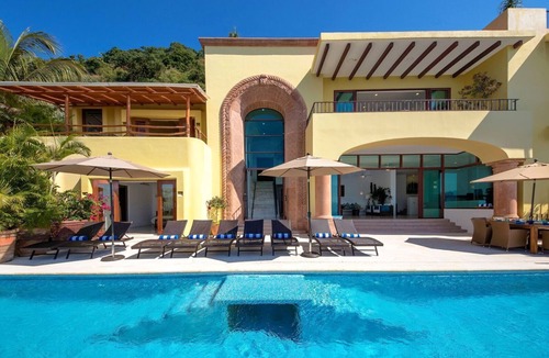 Amapas Villa | MODERN, ELEGANT W STUNNING VIEWS, PRIVATE POOL & STAFF