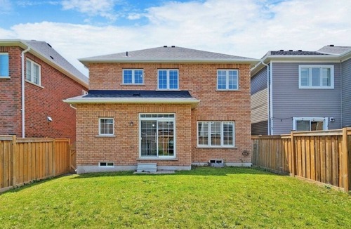 Oshawa House | Modern family friendly 4-bedroom home away from home in Oshawa!
