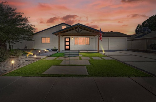 Gililland House | Modern Farmhouse Resort with Private Pool in the heart of Tempe. Dog Friendly!