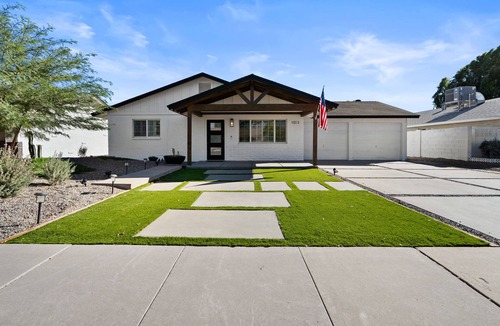 Gililland House | Modern Farmhouse Resort with Private Pool in the heart of Tempe. Dog Friendly!