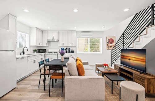 Alhambra Apartment | Modern Home near Pasadena Garage & Full Kitchen