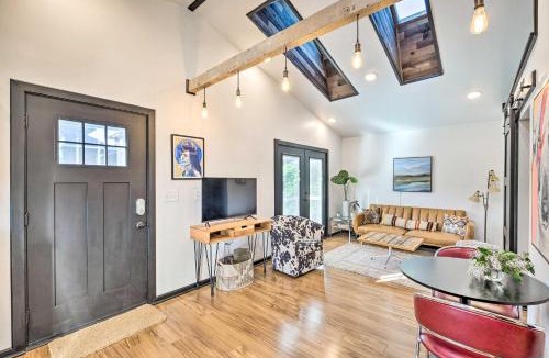 Cherokee Triangle Apartment | Modern Louisville Apartment with Furnished Deck