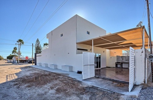 Centro House | Modern Lux Town Home, 5 Min from Public Beach & Walmart