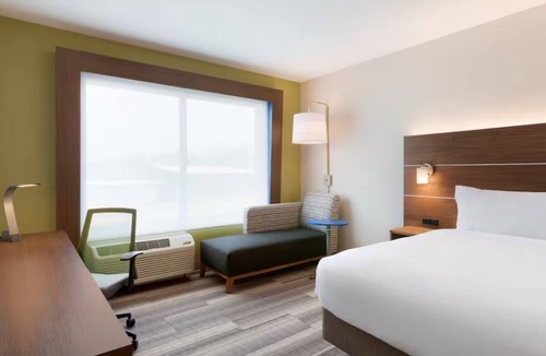 Roselawn Finance Hotel | Modern Room Close to Cincinnati Zoo, Botanical Garden, & Observatory Center
