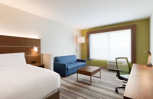 Roselawn Finance Hotel | Modern Room Close to Cincinnati Zoo, Botanical Garden, & Observatory Center