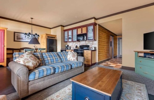 The Blue Mountains Hotel | Modern Room Near Blue Mountain Village with Balcony, Fireplace & Kitchen
