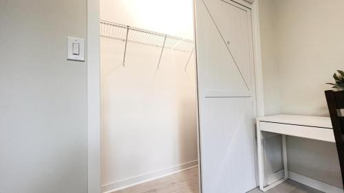 Newtonbrook House | Modern Room with En Suite Bath Yonge Finch Sub