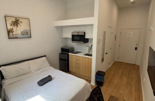 Quartier des Spectacles Apartment | Modern Studio Downtown MTL for 2 with Free Parking