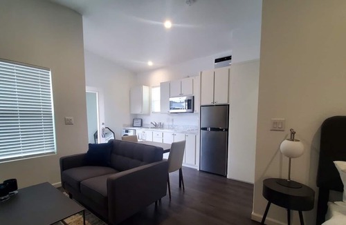 Culver - West House | Modern Studio House - private yard - 5 min Venice Beach, Mar Vista, Culver City