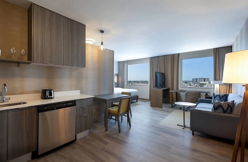 Xcumpich Hotel | Modern Studio l Residence Inn l King Bed + Kitchen + Desk