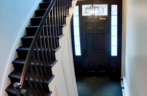 Port Hope Apartment | Modern suite (2 Queens) on the River
