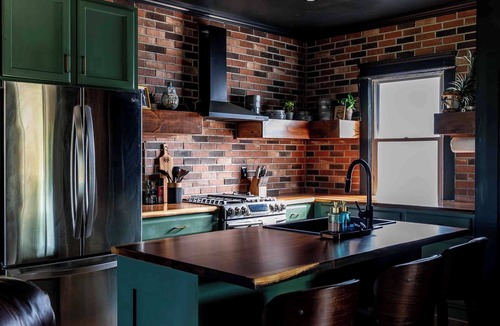 Hough House | Modern Swanky Baseball Home, King Beds, Hot Tub, BBQ Grill, 5 min to Cle Clinic