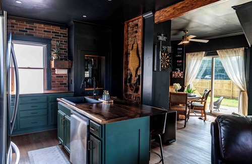 Hough House | Modern Swanky Baseball Home, King Beds, Hot Tub, BBQ Grill, 5 min to Cle Clinic