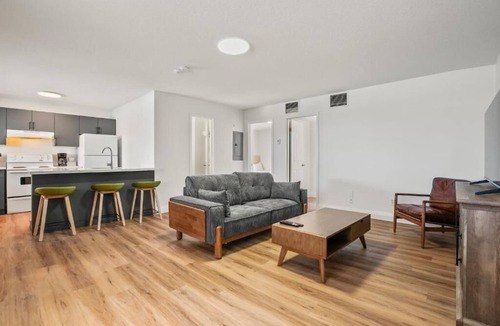 Wasaga Beach Apartment | Modern Two-Bedroom Suite - 25 min to Blue Mountain, 3 min walk to Beach