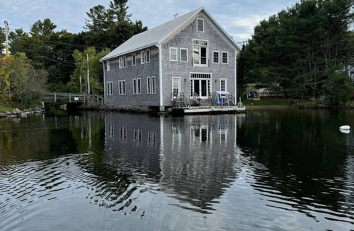 Newcastle House | More Boathouse than Lakehouse